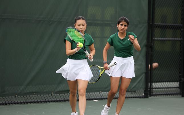 Konika Dhull ’25 and Grace Truong ’25 on the tennis court